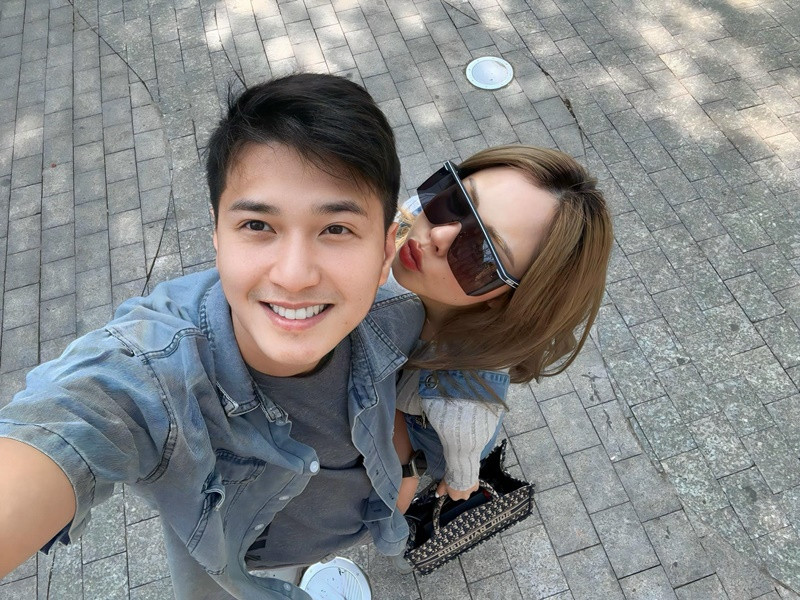 Cả hai độc lập về tài chính.