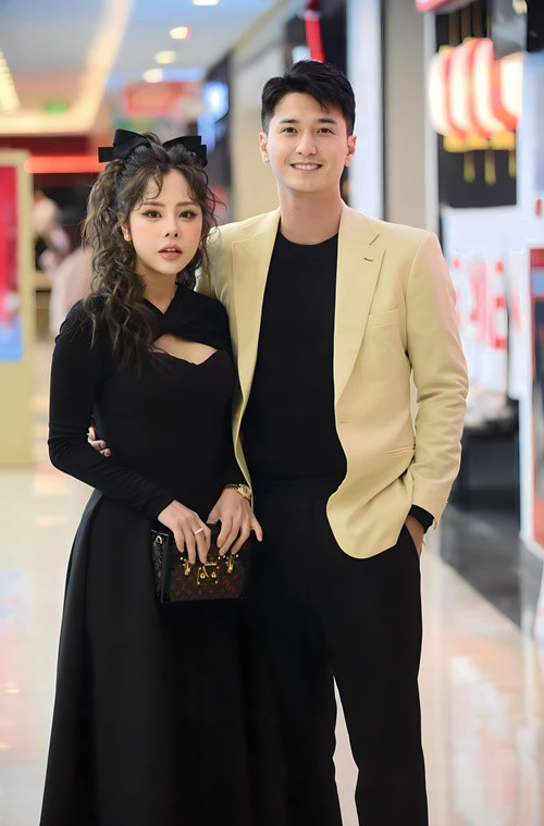 Nam diễn viên luôn chăm sóc bạn gái tận tình.