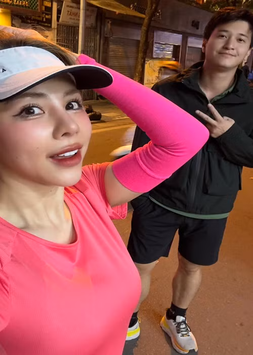 Theo Huỳnh Anh, anh và Bạch Lan Phương thống nhất góp tiền vào quỹ chung để chi tiêu cho gia đình, quỹ đó do nữ MC quản lý.