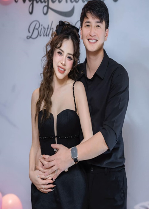 “Vì chồng thích nhậu ở nhà nên cũng ráng uống vài ly, kết quả là mẩn đỏ dị ứng khắp người bao ngày chưa khỏi. Vì chồng thích đàn hát, nên cũng tập đàn lại, đi học hát để về hòa tấu và song ca với chồng. Vì chồng thích pha trà, nấu trà sữa nên dù béo cũng ráng uống cho đỡ phụ lòng chồng. Vì chồng thích cafe, nên cũng ráng uống cho chồng đỡ mất công pha. Kết quả là giờ say cafe người lảo đảo. Thôi thì chả được cái điểm gì, xấu người xấu nết thì cũng phải biết nịnh chồng tý vậy. Cố lên nào”, bạn gái Huỳnh Anh chia sẻ.