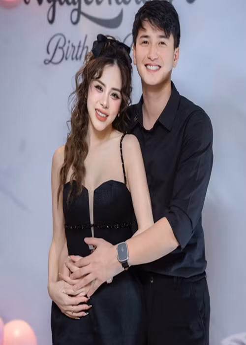 “Vì chồng thích nhậu ở nhà nên cũng ráng uống vài ly, kết quả là mẩn đỏ dị ứng khắp người bao ngày chưa khỏi. Vì chồng thích đàn hát, nên cũng tập đàn lại, đi học hát để về hòa tấu và song ca với chồng. Vì chồng thích pha trà, nấu trà sữa nên dù béo cũng ráng uống cho đỡ phụ lòng chồng. Vì chồng thích cafe, nên cũng ráng uống cho chồng đỡ mất công pha. Kết quả là giờ say cafe người lảo đảo. Thôi thì chả được cái điểm gì, xấu người xấu nết thì cũng phải biết nịnh chồng tý vậy. Cố lên nào”, bạn gái Huỳnh Anh chia sẻ.