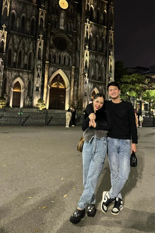 "Thứ nhất, đây không phải sự thật. Thứ hai, mình không bao giờ bóc phốt ai. Thứ ba, đó chỉ là Phương viết trêu bạn bè nhân dịp phim của Huỳnh Anh lên sóng. Bây giờ thói quen mọi người hay đọc tiêu đề chứ không có đọc nội dung đâu. Nhiều người nhắn tin Phương quá nên thấy mình có trách nhiệm lên tiếng. Làm ơn đừng lan truyền mấy thông tin kiểu này được không ạ?", nữ MC cho hay.