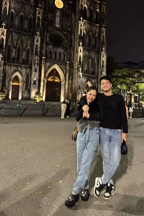 "Thứ nhất, đây không phải sự thật. Thứ hai, mình không bao giờ bóc phốt ai. Thứ ba, đó chỉ là Phương viết trêu bạn bè nhân dịp phim của Huỳnh Anh lên sóng. Bây giờ thói quen mọi người hay đọc tiêu đề chứ không có đọc nội dung đâu. Nhiều người nhắn tin Phương quá nên thấy mình có trách nhiệm lên tiếng. Làm ơn đừng lan truyền mấy thông tin kiểu này được không ạ?", nữ MC cho hay.