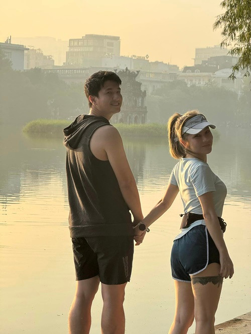 Huỳnh Anh biết Bạch Lan Phương không thích bạn trai đóng cảnh tình cảm nên khi nhận kịch bản, nam diễn viên thường đưa người yêu đọc trước.