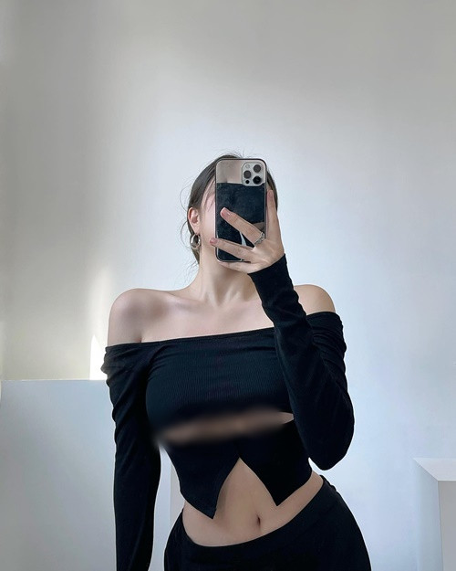 Cô nàng khi "o ép" lúc lại "buông lơi" vòng một.