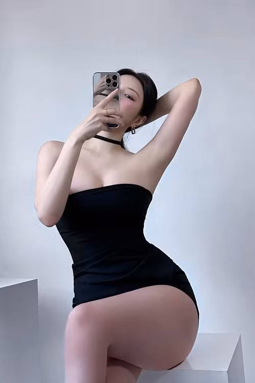 Hot girl xinh đẹp khoe được sự bốc lửa khi diện váy ngắn cúp ngực.