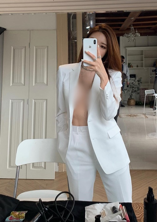 Choisomi mặc gì cũng hút mắt nhờ vóc dáng chữ S.