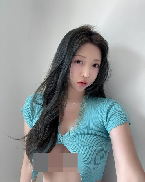 Hot girl triệu fan diện áo hở chân ngực, nhiều người phải ngượng đỏ mặt khi nhìn thấy.