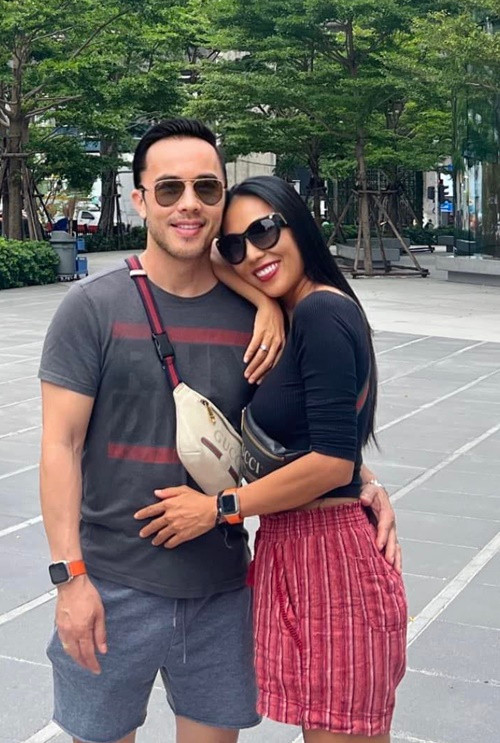 Khánh Ngọc được Desalle Bùi chiều chuộng. Tháng 1/2023, nữ ca sĩ khoe đi đăng ký biển cho chiếc xe mới. Đây là món quà của Desalle Bùi. Ảnh: FBNV.