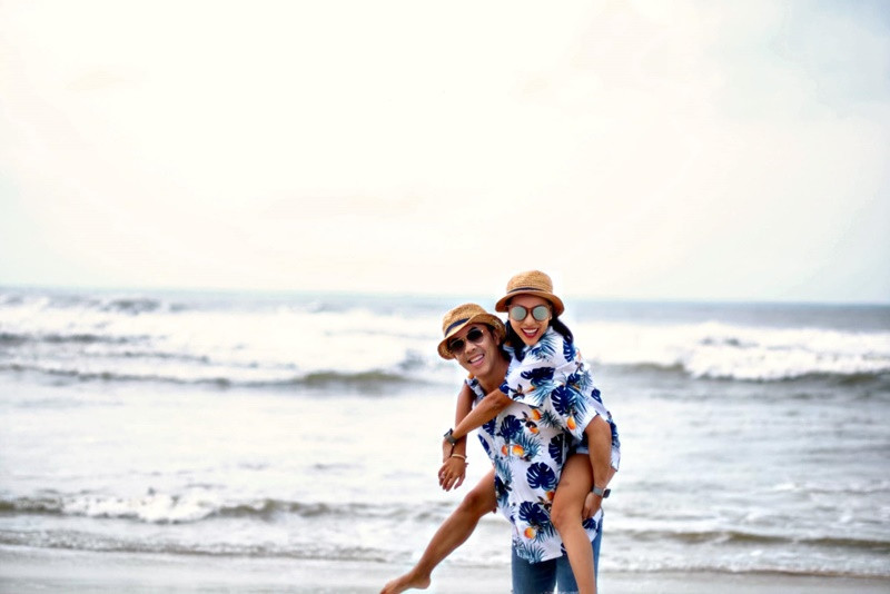 Nữ ca sĩ chia sẻ trong một cuộc phỏng vấn, cô ấn tượng với Desalle Bùi vì cả hai có nhiều quan điểm chung về cuộc sống gia đình. Sau 2 tháng trò chuyện qua ứng dụng, Desalle Bùi lần đầu bay từ Mỹ về Việt Nam gặp Khánh Ngọc. Ảnh: FBNV.