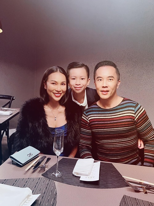 "Hôm nay con tới trường. Ba dắt tay từng bước. Một mình ba lo giấy tờ nhập học, chích vaccine, lựa quần áo, sách vở, bút viết, balo, mẹ không phải làm gì cả. Sáng sớm đi bộ đến trường cùng con thấy hình ảnh này thật sự xúc động. Cảm ơn anh đã yêu thương và xem Kuni Nguyễn như con ruột của mình. Học giỏi để đền đáp công ơn ba Desalle Bùi nha con trai", Khánh Ngọc chia sẻ vào tháng 1 vừa qua. Ảnh: FBNV.