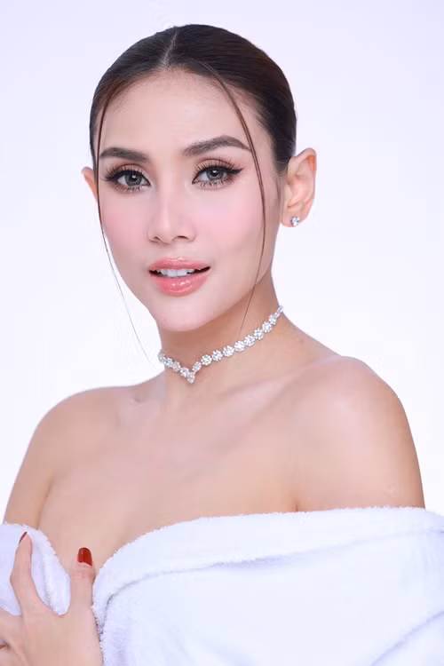 Không còn sở hữu “đôi gò bồng đảo” 96cm, chân dài vẫn gợi cảm, cuốn hút.