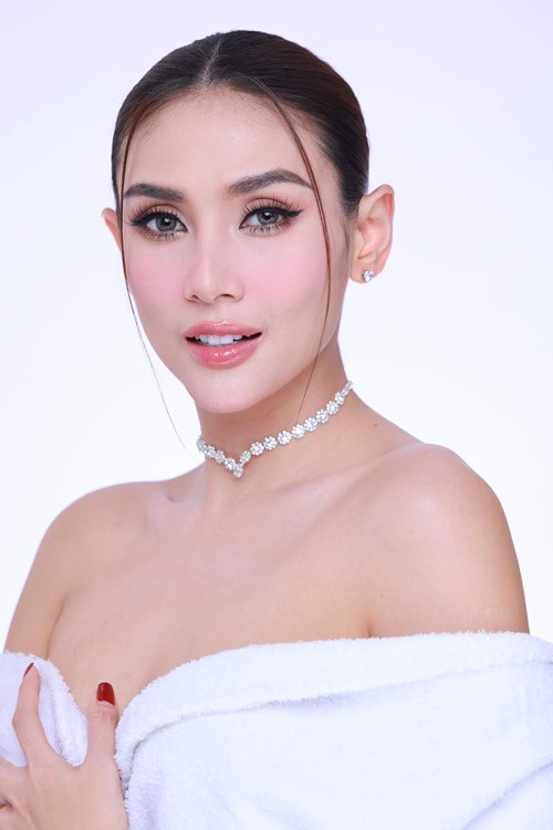 Không còn sở hữu “đôi gò bồng đảo” 96cm, chân dài vẫn gợi cảm, cuốn hút.