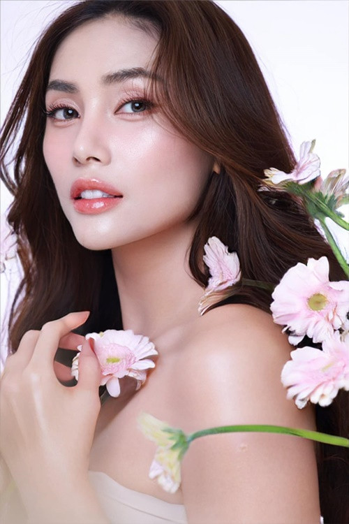 Để mặc vừa trang phục của các nhà thiết kế, siêu mẫu Võ Hoàng Yến phải thu nhỏ vòng một đến 3 lần.