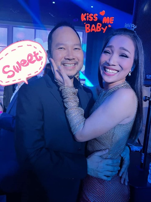 Thomas Tâm quan tâm, thấu hiểu và động viên Hồng Ngọc khi cô một thân một mình nơi đất khách quê người. Sau 6 tháng quen biết, cả hai tỏ tình ở Canada.