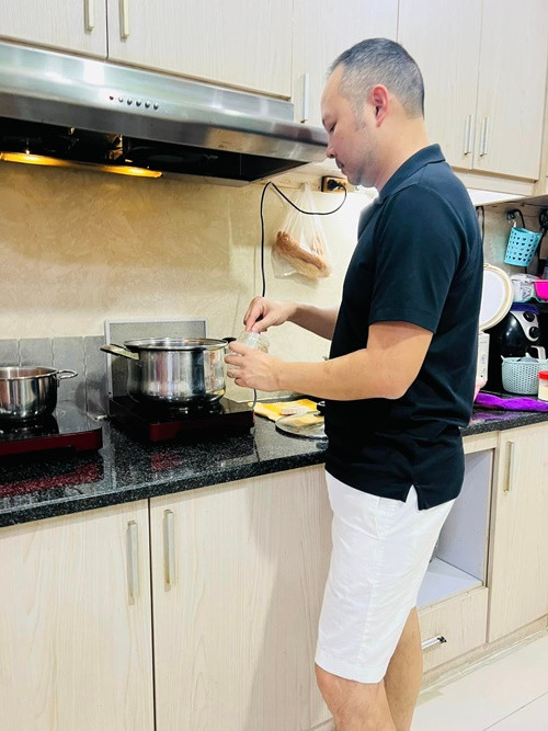 Chồng Hồng Ngọc không ngại công việc nội trợ, chăm sóc các con.