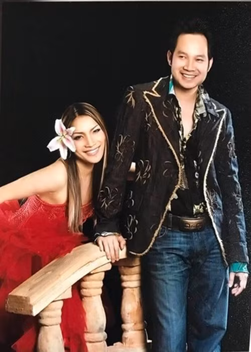 Trong công việc, ông bầu Thomas Tâm luôn sát cánh cùng vợ. Công việc của Hồng Ngọc chỉ là luyện thanh và hát, còn mọi chuyện khác đã được ông xã lo. Thomas Tâm cũng đảm nhận vai trò tư vấn trang phục, chọn ca khúc cho vợ.