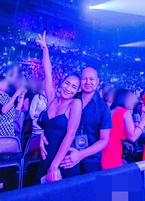 Ông bầu Thomas Tâm biết cách sinh lợi tiền của vợ làm ra. Năm 2019, nhân dịp sinh nhật Hồng Ngọc, anh tặng vợ biệt thự ở biển. Theo ông bầu, ngôi nhà có được từ mồ hôi nước mắt của vợ.