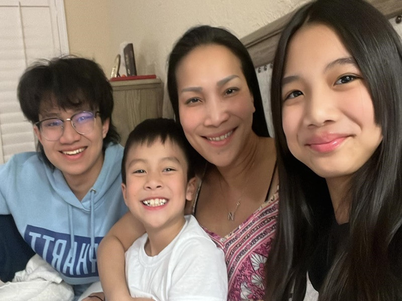 Vì không muốn xa các con lâu ngày, Hồng Ngọc ít khi trở về nước biểu diễn.