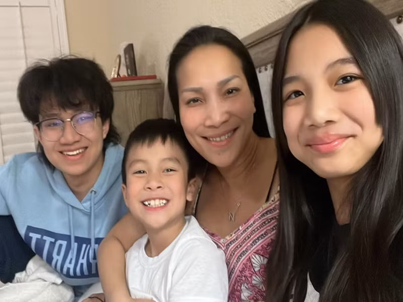 Vì không muốn xa các con lâu ngày, Hồng Ngọc ít khi trở về nước biểu diễn.