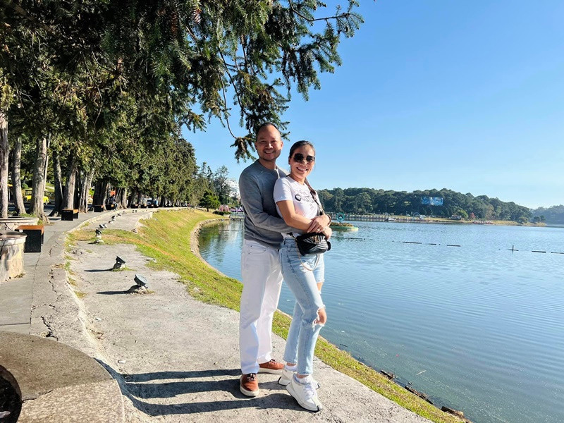 Chồng Hồng Ngọc là ông bầu Thomas Tâm. Cả hai gặp nhau ở Mỹ khi Hồng Ngọc ly hôn rồi sang xứ cờ hoa định cư.