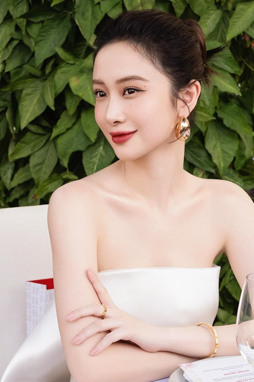 Nữ diễn viên khẳng định cô chỉ dao kéo vòng một, không sửa mũi, sửa mặt, bơm mông, tiêm má baby như tin đồn.