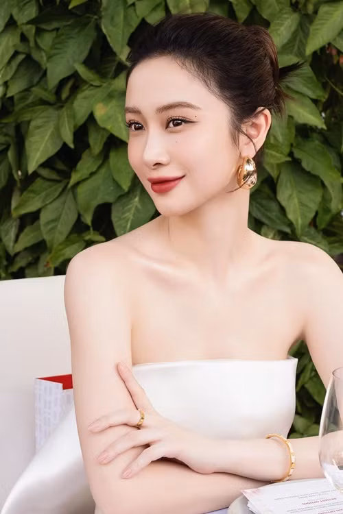 Nữ diễn viên khẳng định cô chỉ dao kéo vòng một, không sửa mũi, sửa mặt, bơm mông, tiêm má baby như tin đồn.