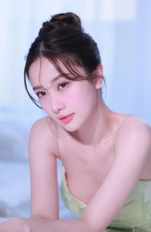 Jun Vũ nâng ngực vào đầu năm 2018 để sở hữu vòng một căng đầy.