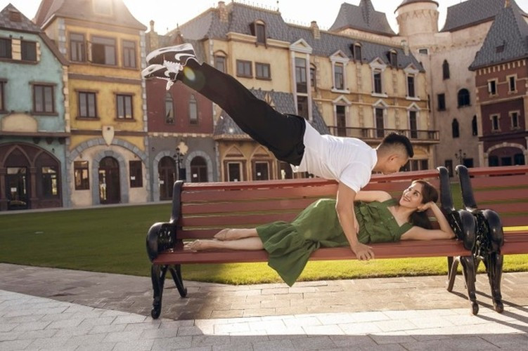 Khánh Thi - Phan Hiển nên duyên nhờ chung niềm đam mê. Năm 2024, Phan Hiển và Khánh Thi đã có 16 năm bên nhau, cùng nhau vượt qua mọi chông gai để xây đắp hạnh phúc gia đình.