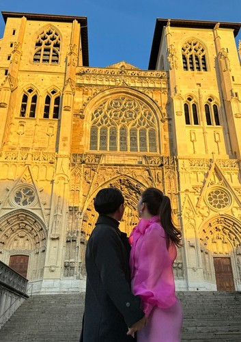 Họ khám phá nhà thờ Saint Maurice thời điểm hoàng hôn.