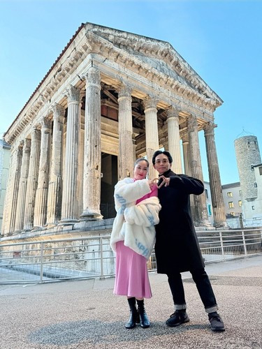  Vợ chồng Khánh Thi gửi ba con nhỏ cho ông bà để tham gia giải khiêu vũ Lyon French Open tại Vienne (Pháp). Khánh Thi cho biết, cô đi theo ông xã để chăm sóc và làm những việc ở hậu trường.