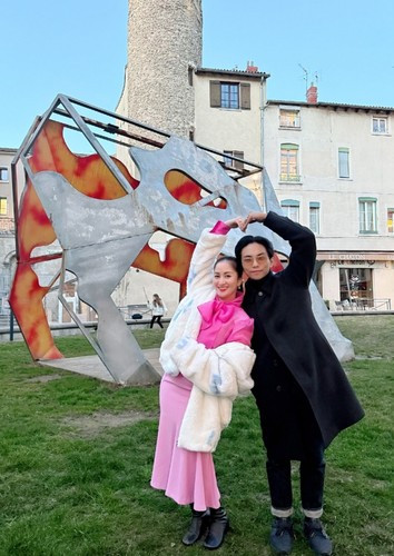 Khánh Thi, Phan Hiển khoe ảnh du Xuân ở Pháp.