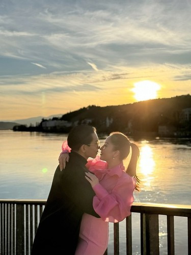 "Tôi và Phan Hiển tranh thủ dành thời gian riêng cho nhau sau một năm bộn bề chuyện con cái, gia đình. Mỗi chuyến đi là dịp chúng tôi hâm nóng tình cảm", Khánh Thi nói về bí quyết giữ gìn hạnh phúc bền chặt.