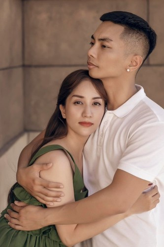 Trong bài đăng, Phan Hiển nói với vợ lời lẽ ngọt ngào: "Cảm ơn em đã luôn yêu anh, hy sinh cho anh rất nhiều và luôn chịu đựng các tật xấu của anh nhé… cố chịu thêm trăm năm nữa em nhé".