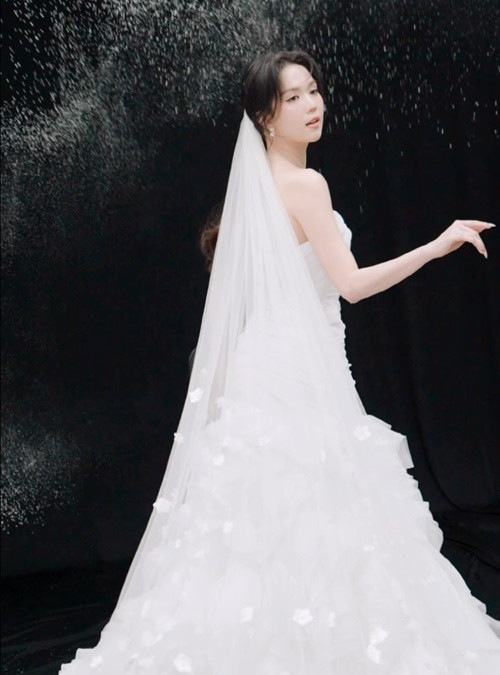 "Trinh đang làm quen bắt nhịp lại với cuộc sống nên khi thực hiện bộ ảnh này, Trinh nói với stylist là làm phong cách nhẹ nhàng thôi chứ đừng quậy vì chưa có làm được. Trinh cũng nói cho mình chụp ít đồ, miễn có hình đẹp là thôi chứ đừng chụp quá nhiều vì Trinh sẽ mệt, năng lượng của Trinh chưa có về như lúc trước", Ngọc Trinh chia sẻ.