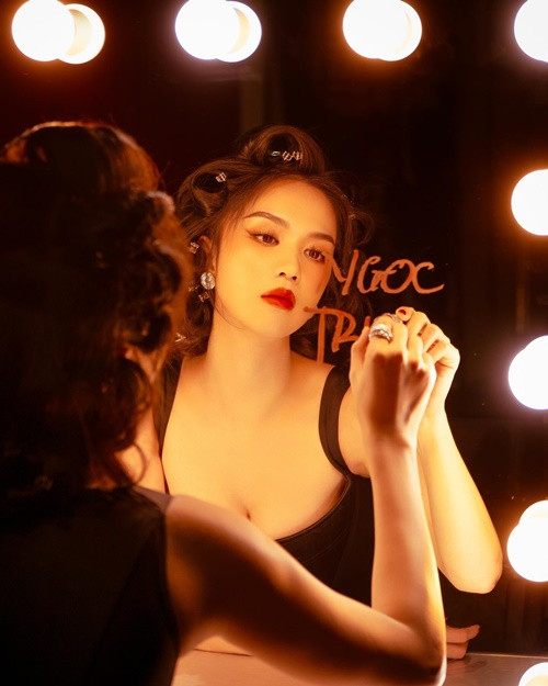 Mới đây, "nữ hoàng nội y" chia sẻ bộ ảnh hóa quý cô.