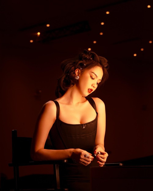 Ngọc Trinh đổi gu ăn mặc “gái ngoan” kể từ sau biến cố.