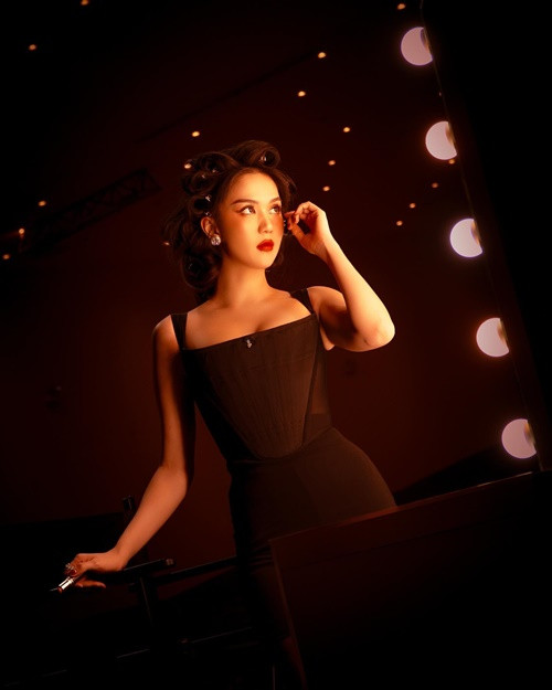 Trang phục của chân dài gốc Trà Vinh gợi cảm vừa đủ.