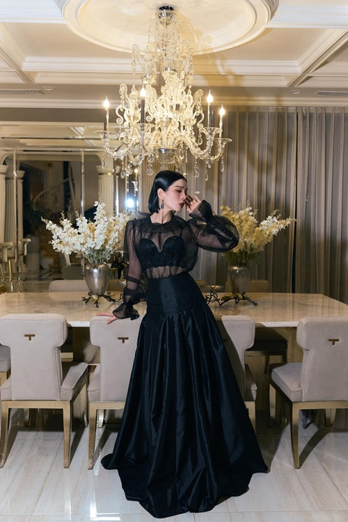 Nhờ đắt show ca hát, Lệ Quyên nắm trong tay khối tài sản "khủng". Mới đây, cô gây chú ý khi khoe nội thất xa hoa trong biệt thự 600m2 ở TP HCM.