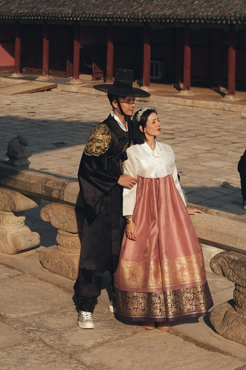 Lâm Bảo Châu kém Lệ Quyên 12 tuổi, lại chưa có sự nghiệp nổi tiếng như người yêu. Bởi vậy, chuyện tình của cặp đôi "chị em" vấp phải những ý kiến trái chiều.