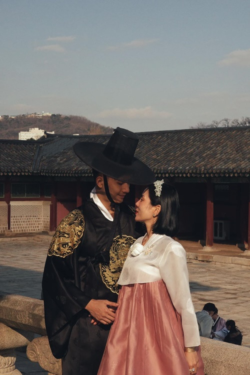 Mặc những lời dị nghị, Lệ Quyên và bạn trai vẫn mặn nồng.