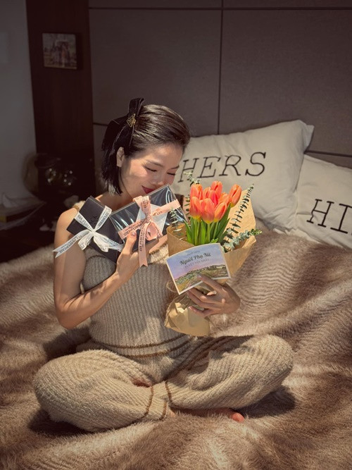 Nữ ca sĩ dành lời ngọt ngào cho nửa kia: “Yêu một người phụ nữ có thể tự mình làm tất cả mà lại nhiều cảm xúc, cầu toàn như em không hề dễ dàng phải không?! Cảm ơn anh đã luôn dịu dàng với em, thấu hiểu và kiên nhẫn với em nhé, Lâm Bảo Châu”.