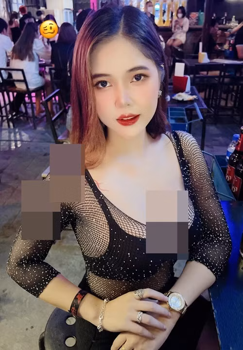 Cô nàng mặc xuyên thấu khoe nội y khi đi ăn uống.