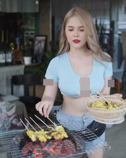 Cô nàng mặc áo croptop cắt xẻ táo bạo kết hợp cùng quần short khi nướng thịt.