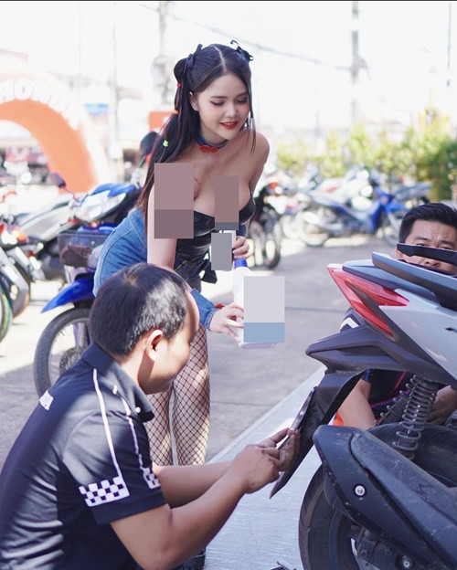Hot girl người Thái Lan mặc áo ngắn khi có mặt tại cửa hàng sửa xe.