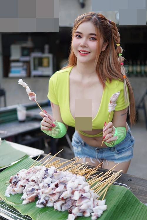 Mặc áo xẻ ngực sâu đồng thời cúi người thấp, hot girl xinh đẹp khiến nhiều người phải đỏ mặt.