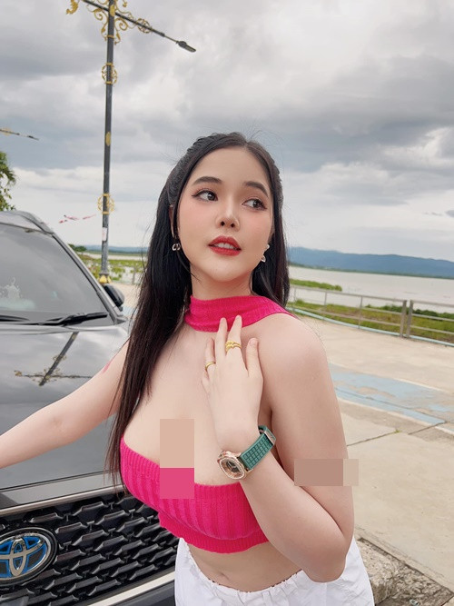 Trang Instagram của hot girl hiện tại có 458.000 người theo dõi.