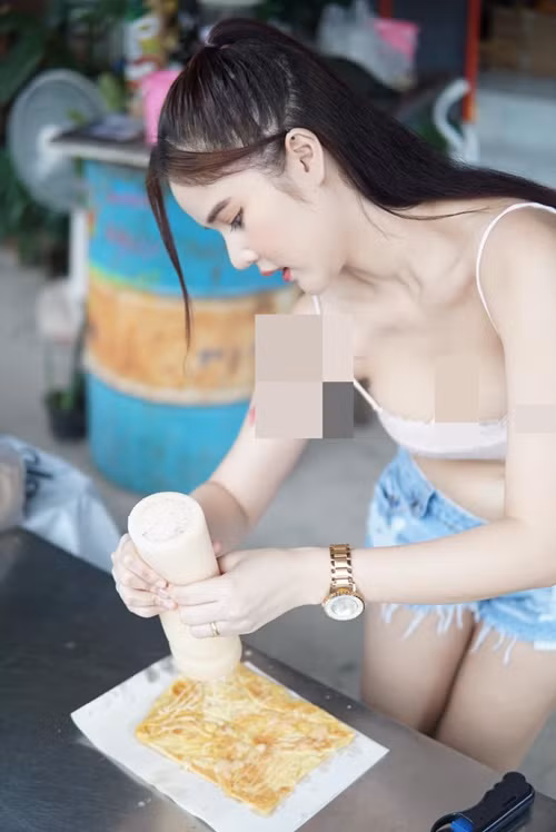 Trước đó, không ít lần, Aon Supitsara đăng tải hình ảnh mặc gợi cảm khi nấu nướng.