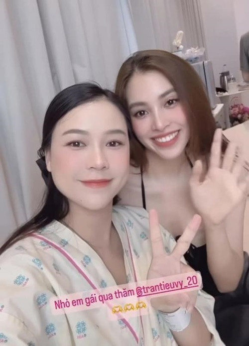 Dù mới sinh con, Sam vẫn rạng rỡ và xinh đẹp.