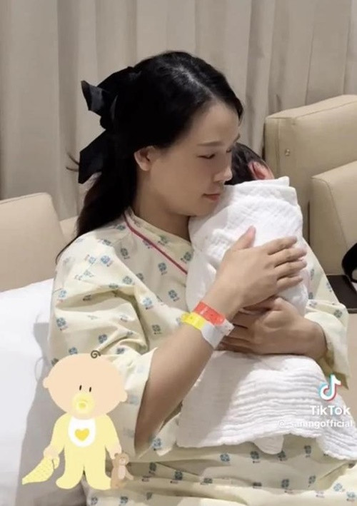 Chồng Sam luôn ở kế bên cổ vũ nữ diễn viên sinh con.